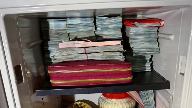 主嫌把現金478萬放在辦公室，全被警方查獲。翻攝畫面