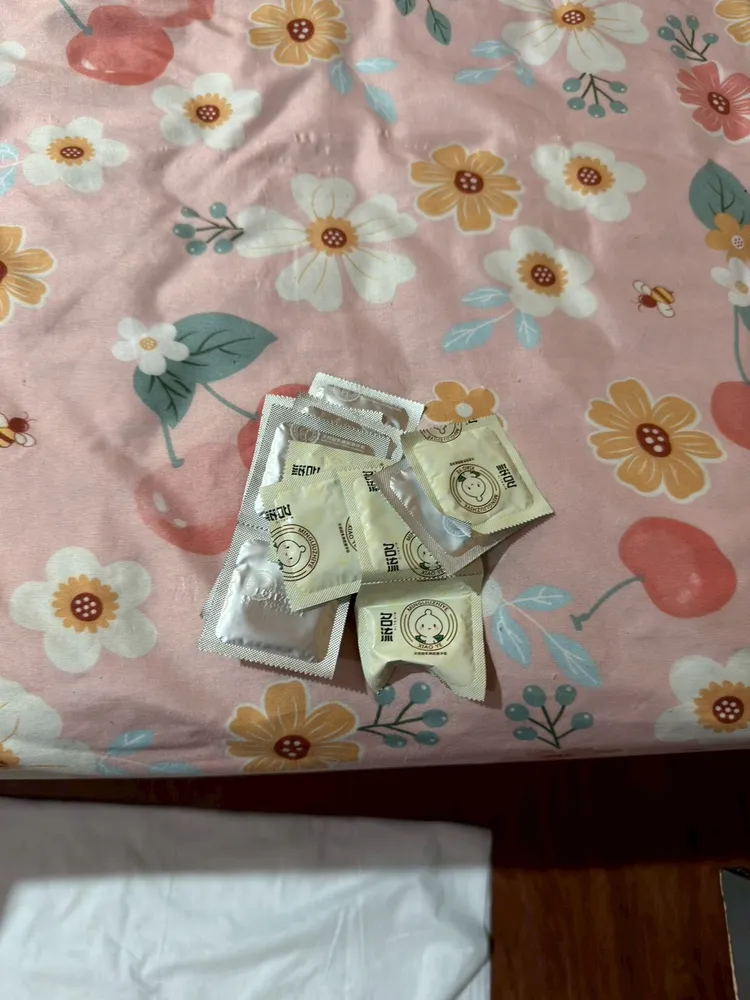 警方查獲保險套等證物。翻攝畫面