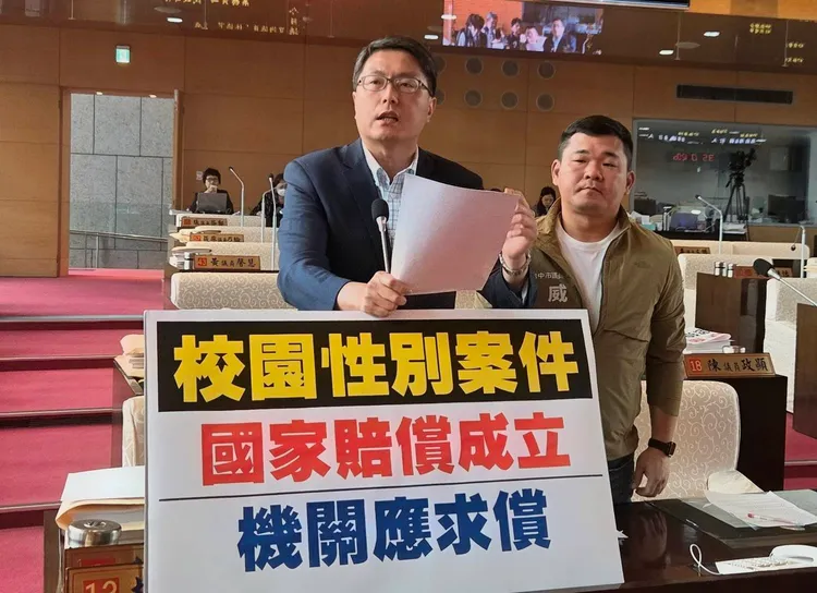 台中市議員林德宇、曾威要求市府應該松志彬求償。民眾提供