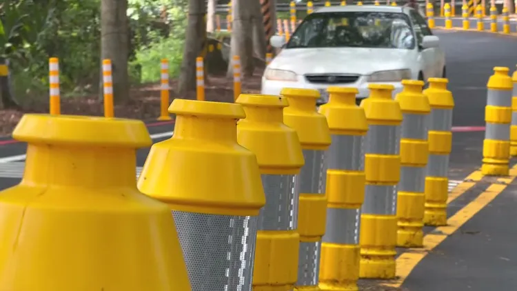 有民眾認為可防止機車過灣壓車，但也有人質疑效果，且破壞景觀。翻攝「彰化縣媒體記者協會」