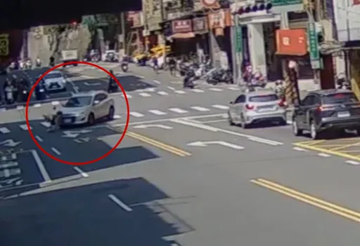 新店婦人斑馬線遭撞飛骨折！　肇事駕駛「好意」抱傷者至騎樓惹議