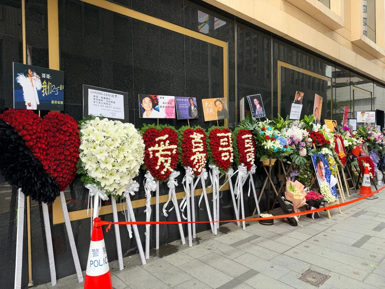 香港文華東方酒店外擺滿悼念張國榮的花牌。翻攝淙天才微博