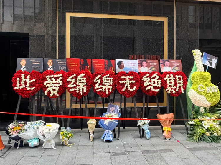 香港文華東方酒店外擺滿悼念張國榮的花牌。翻攝淙天才微博