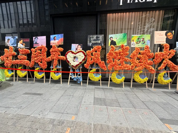 香港文華東方酒店外擺滿悼念張國榮的花牌。翻攝淙天才微博