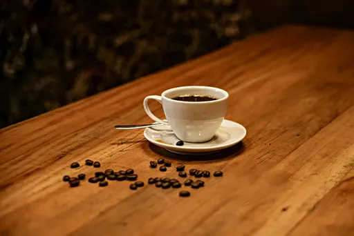 沒喝咖啡也胃痛？醫師揭2大「隱形炸彈」害你胃酸逆流