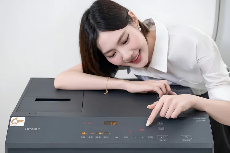 日立熱泵洗脫烘滾筒洗衣機BD-SZ150KJ搭載台灣首創洗衣膠囊專屬面板行程，潔淨留香一步到位。日立提供