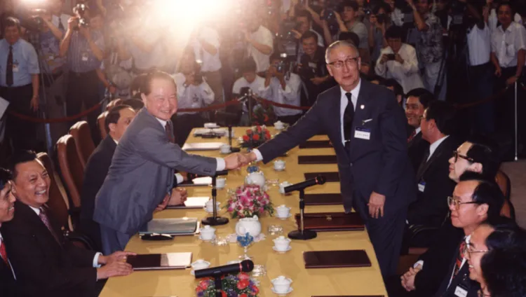 1993年新加坡「辜汪會談」，左邊是汪道涵、右邊是辜振甫。海基會網站