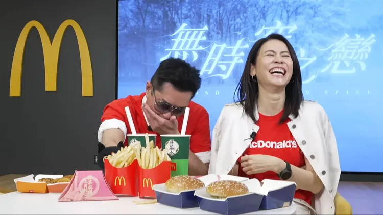 MV首播後，古天樂（左）、宣萱現身直播暢聊。翻攝McDonaldsHK YT