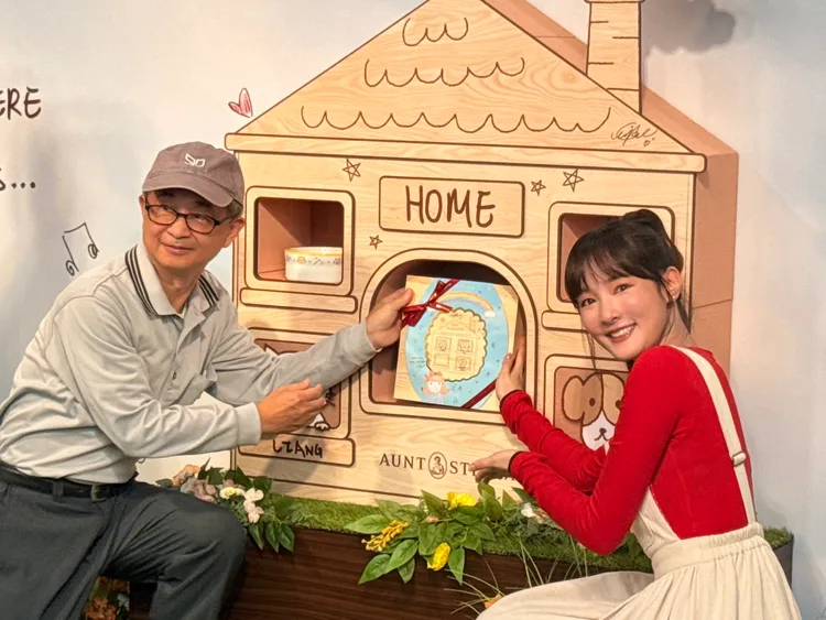 王淨與一起夢想理事長吳怡達及巨型餅乾裝置合影。陳揚盛攝