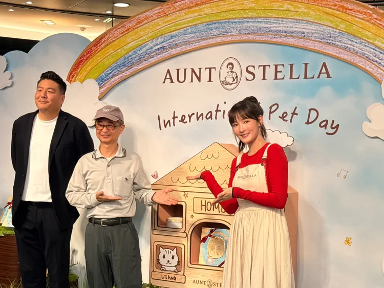 藝人王淨與一起夢想理事長吳怡達(中)及詩特莉總經理崔竣絜(左)合影。陳揚盛攝