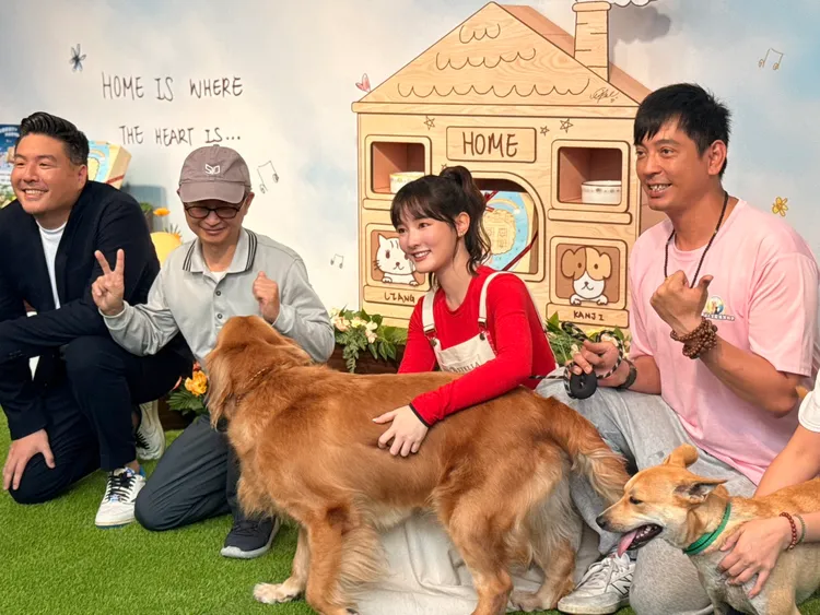 藝人王淨與一起夢想理事長吳怡達及詩特莉總經理崔竣絜(左)及宜蘭浪孩協會成員(右)合影。陳揚盛攝