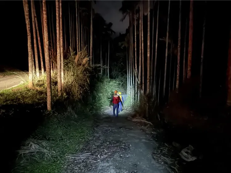 警消昨天深夜上山搜尋，今天凌晨尋獲劉男已成冰冷遺體。民眾提供