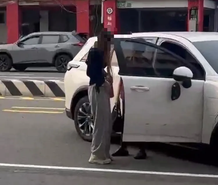 邱姓女子下車時神情恍惚，員警一測竟是毒品陽性反應。翻攝照片