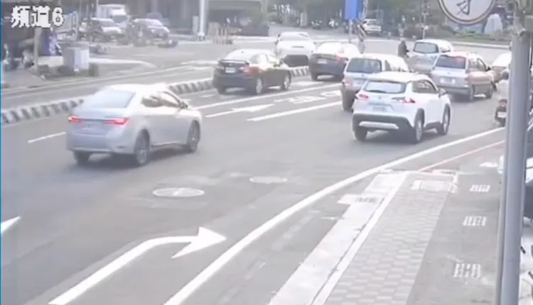 邱女肇事候車子暴衝裝上分隔島，還好沒再波及其他車輛。翻攝照片