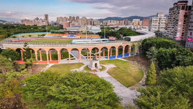 三鶯線飛鳶廣場思古迴廊。捷運局提供