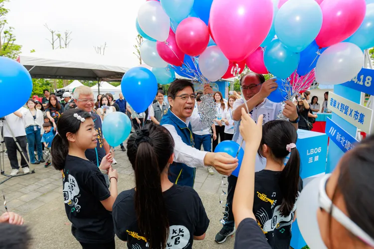 副秘書長柯慶忠發送氣球給小朋友，現場一片歡樂。捷運局提供