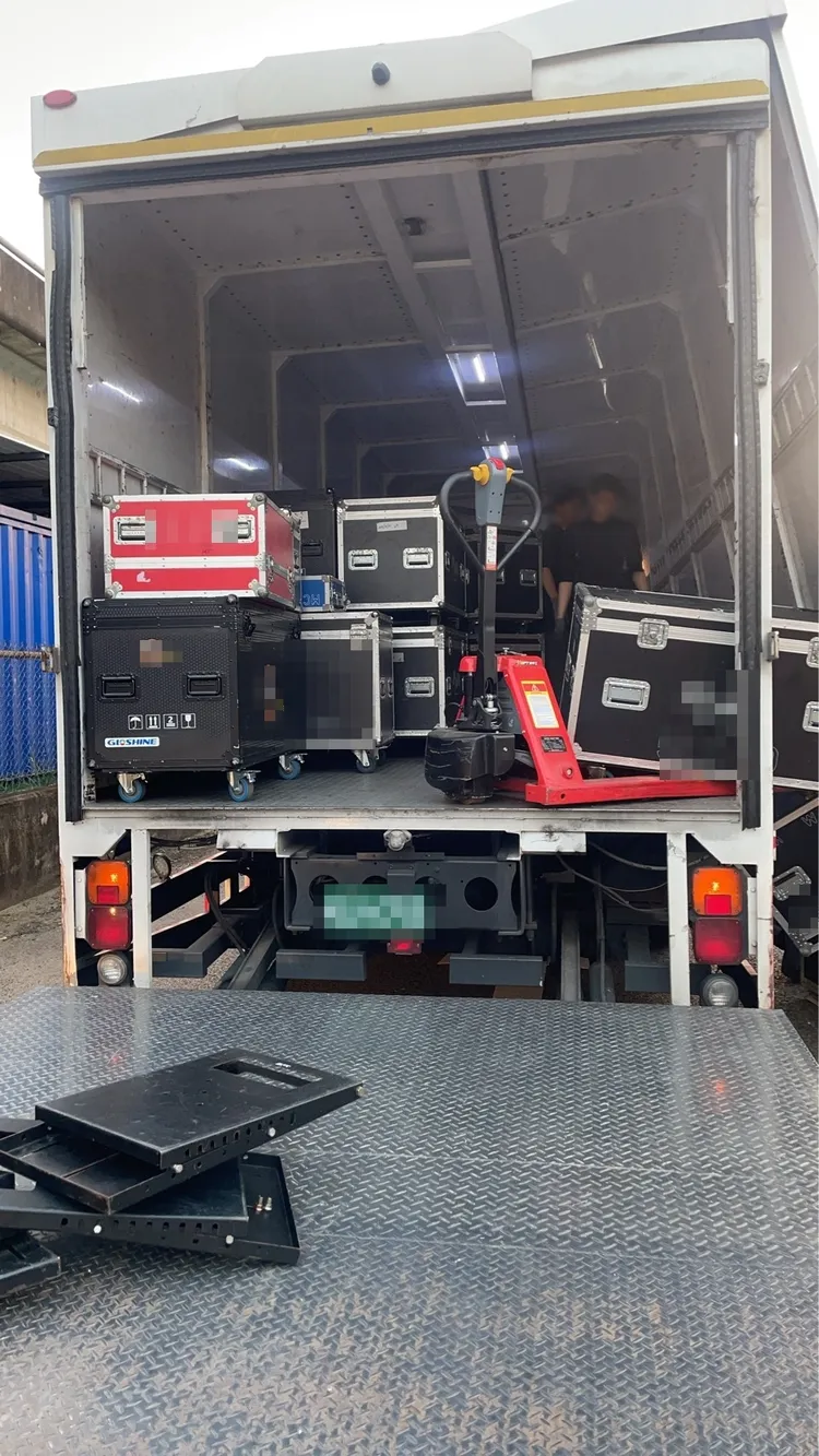 音響從車內掉落。翻攝畫面