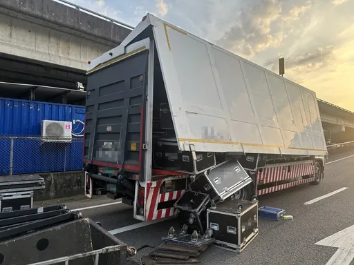 貨車載音響轉彎掉滿地　國1南19K堤頂交流道塞車