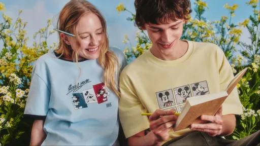 M+FG迪士尼聯名把米奇變觀光客　 印花T、托特包都好Q