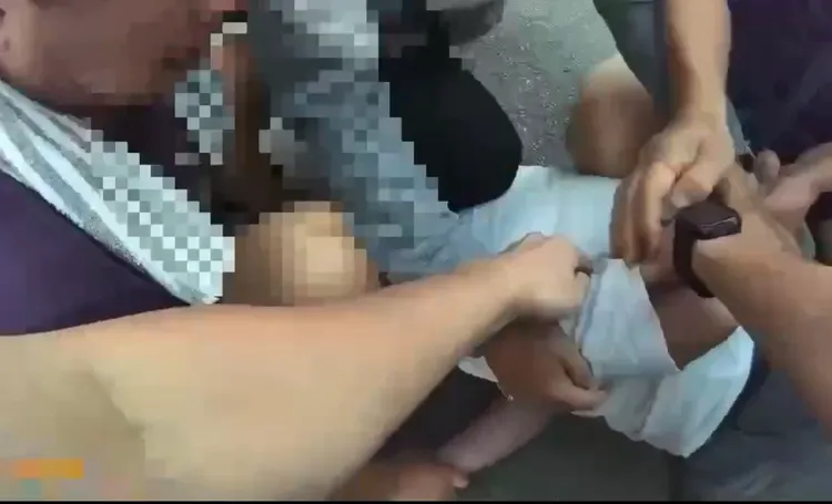 民眾與警方壓制游男。翻攝畫面