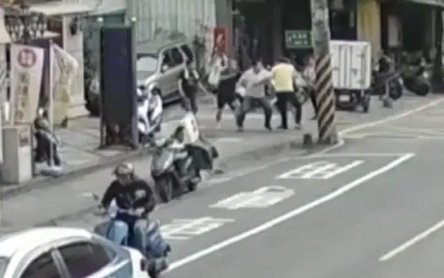 現場民眾與游男纏鬥。翻攝畫面
