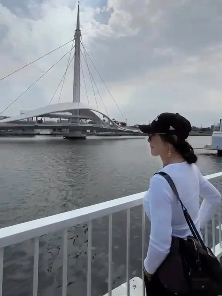 陳美鳳觀賞大港橋旋轉。翻攝陳美鳳臉書