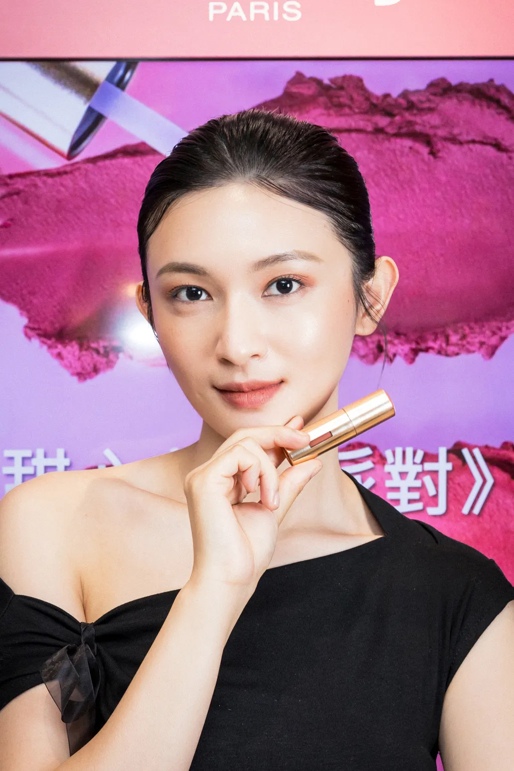 Model示範Sisley雲朵唇慕斯。品牌提供