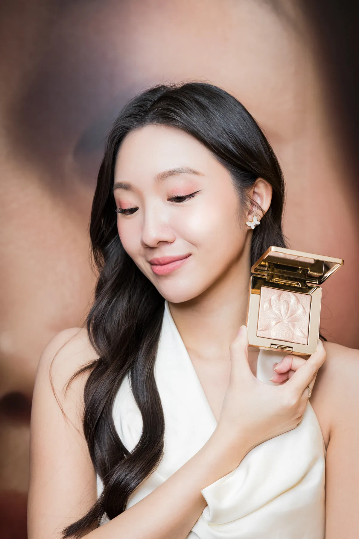 Model示範Sisley花漾植物精華亮采盤。品牌提供