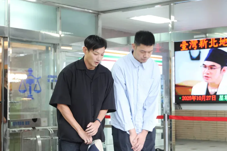 閃兵案新北地院開庭 陳大天(右)、棒棒堂威廉。資料照片。彭欣偉攝