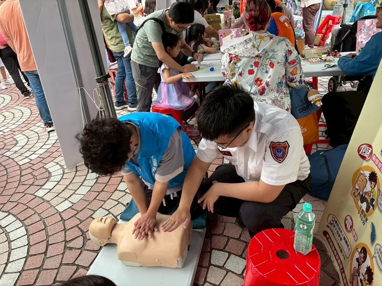 消防局教學CPR急救方式。翻攝畫面