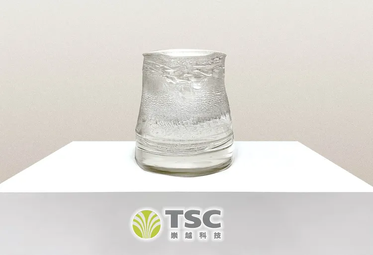 崇越科技全台獨家引進「藍寶石單晶基板」解決高階封裝翹曲問題，圖為藍寶石晶錠。崇越科技提供