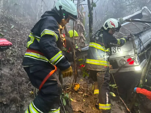 貨車墜50米南投國姓深谷！36歲弟被壓死　哥負傷脫困