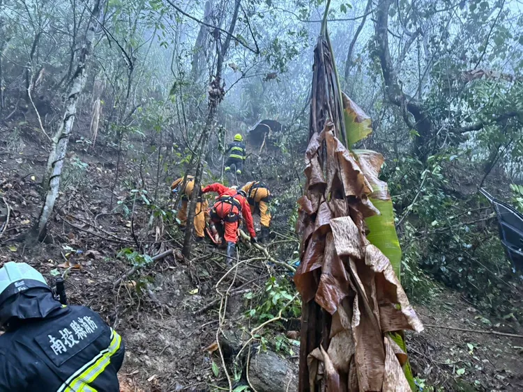 貨車翻覆摔落50米深，造成1死1傷。翻攝畫面