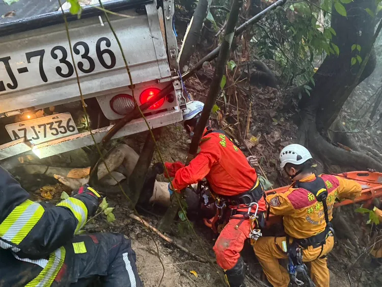 貨車翻覆摔落50米深，造成1死1傷。翻攝畫面