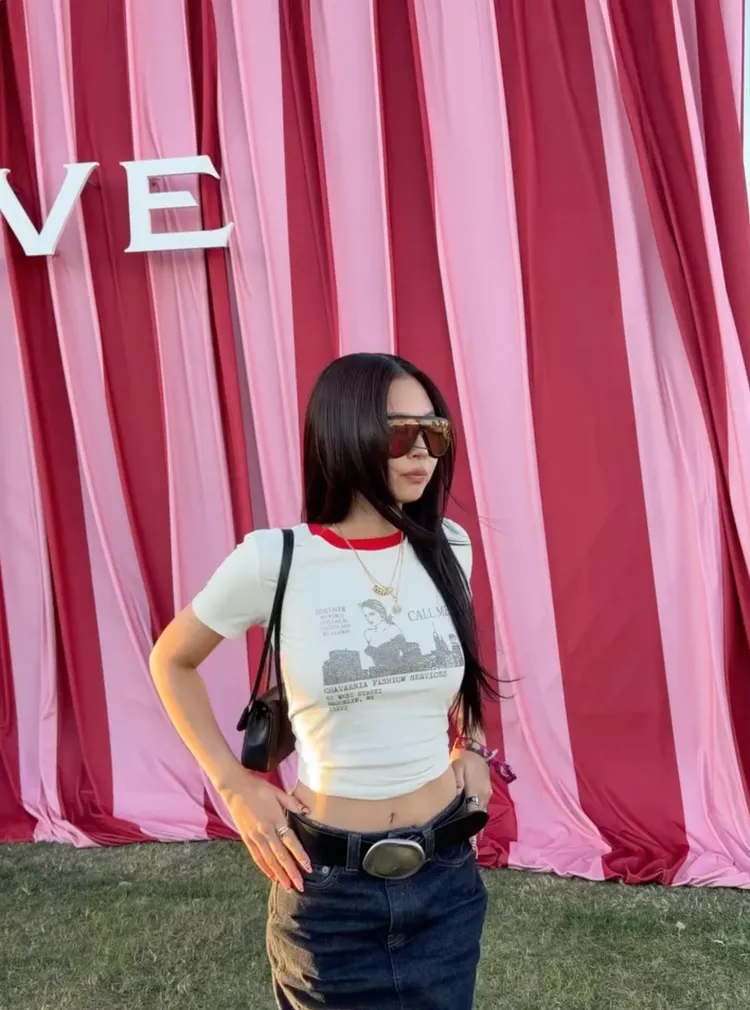 Jennie以緊身短版上衣搭配牛仔裙。翻攝Jennie IG