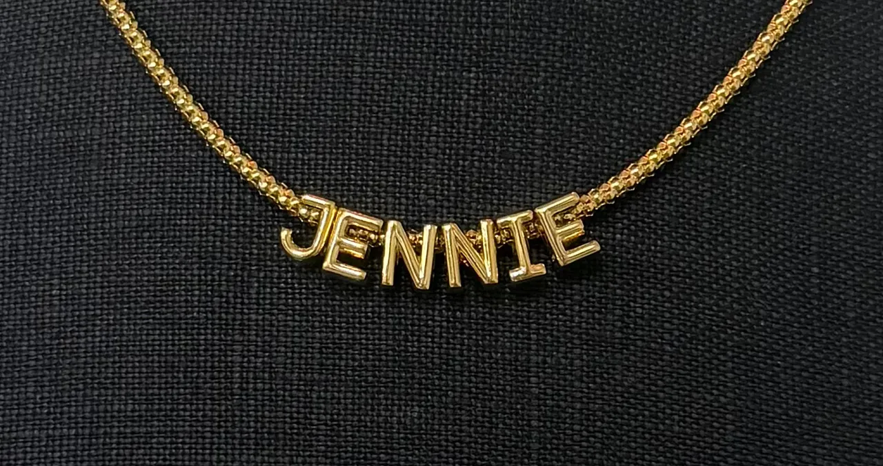 Jennie將Pandora Moments系列的字母串飾排列出她的名字「JENNIE」。品牌提供