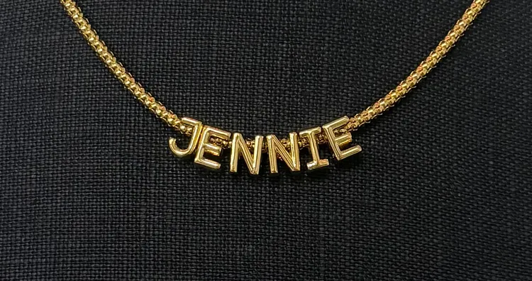 Jennie將Pandora Moments系列的字母串飾排列出她的名字「JENNIE」。品牌提供