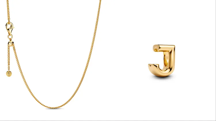 Pandora扁環項鍊（左）5880元、Moments系列字母串飾（右）2080元。品牌提供