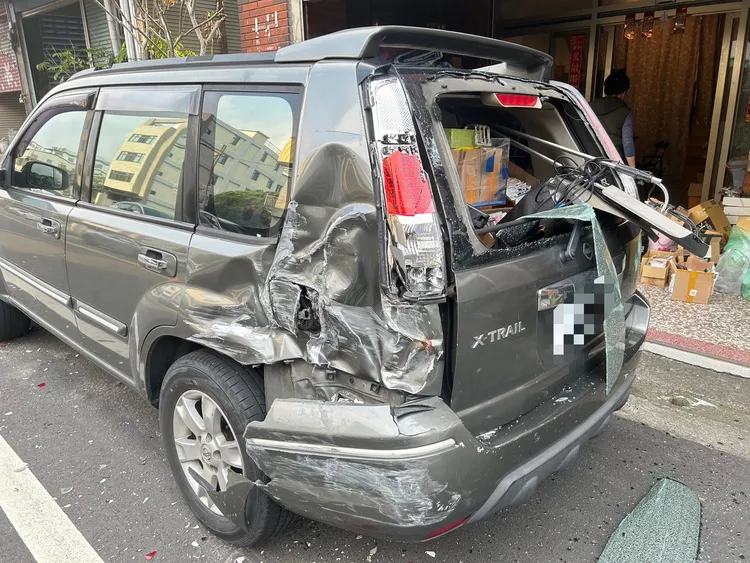 停在路邊被觀光巴士撞擊的休旅車。民眾提供