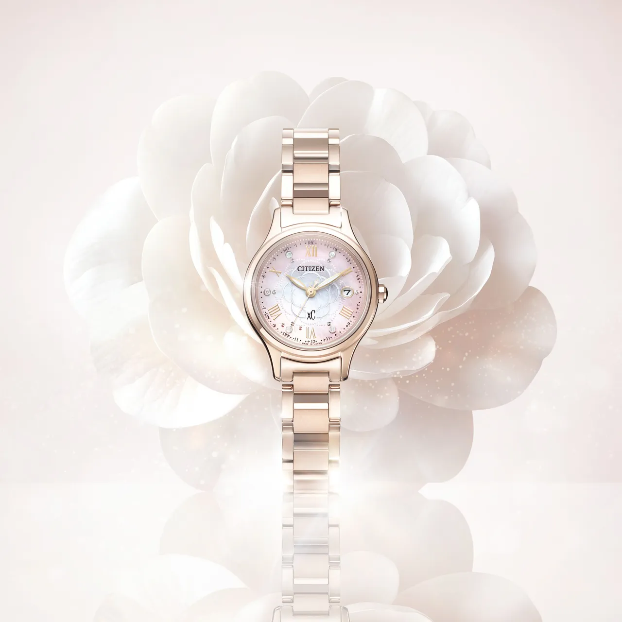限量100只的ES9498-69N，面盤選用漸層感粉蝶貝為底，中央綻放山茶花瓣。品牌提供