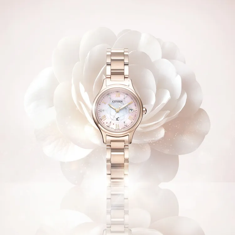 限量100只的ES9498-69N，面盤選用漸層感粉蝶貝為底，中央綻放山茶花瓣。品牌提供