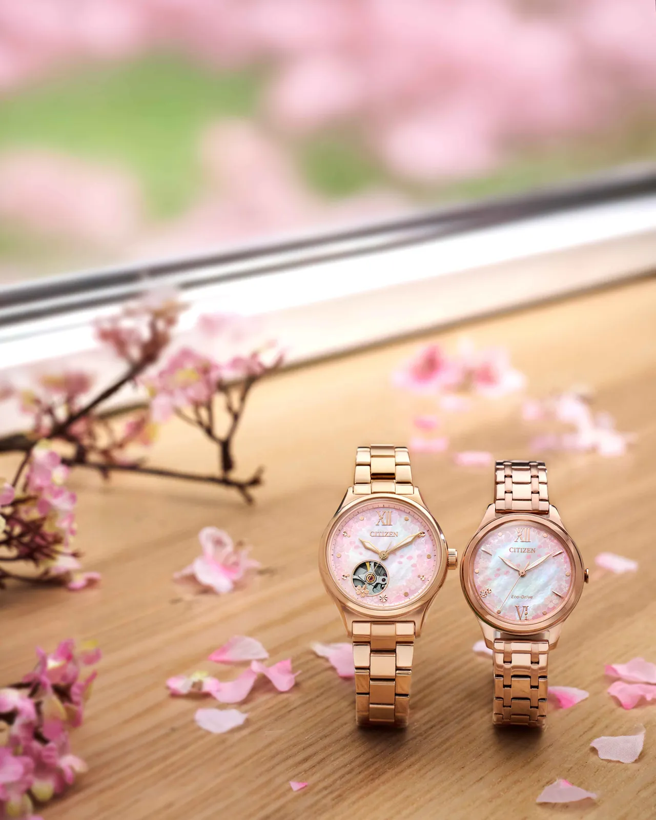 2款櫻花限定腕錶在面盤上營造出仰望櫻花樹梢與晴空的詩意場景。品牌提供