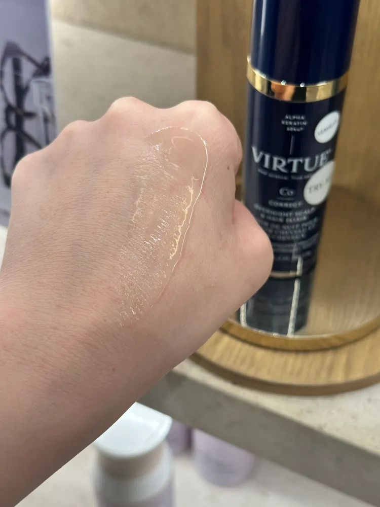 Virtue晚安髮肌修護精萃質地輕盈好吸收，，50ml／2380元。張家玲攝