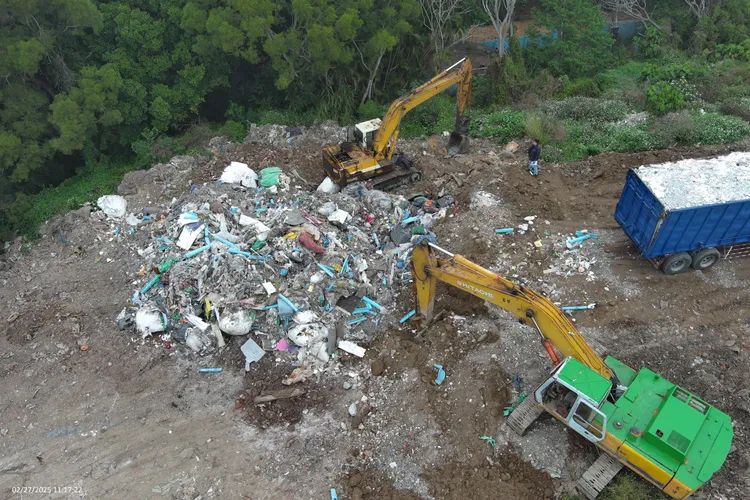 專案小組開挖遭竊佔國有地。中檢提供