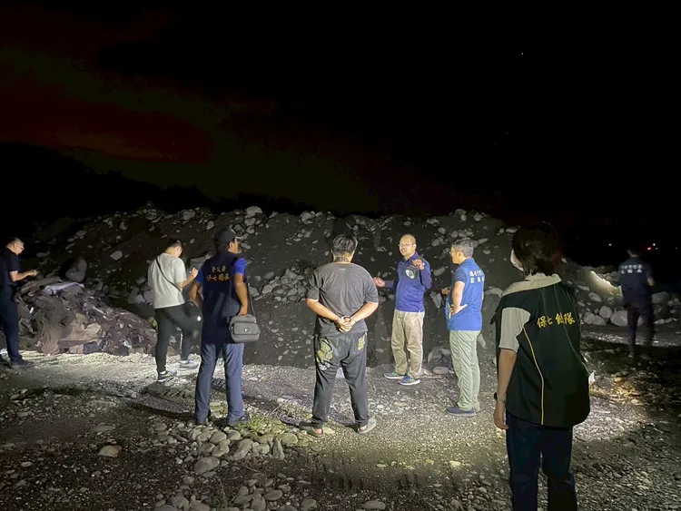 專案小組漏夜查緝現行犯。中檢提供