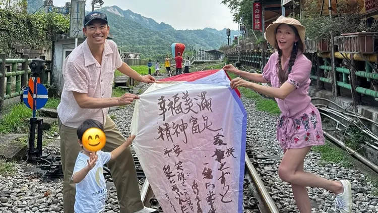 AKIRA（左）晚上陪兒子唸故事書，學到中文「推土機」。翻攝AKIRA微博