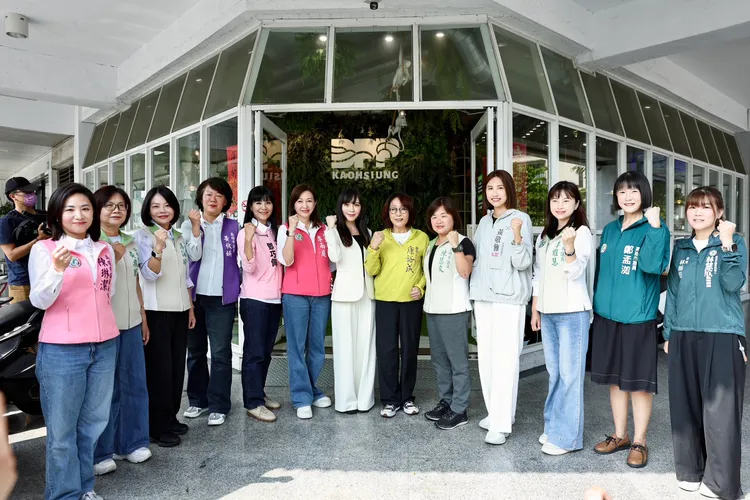 多位民進黨女議員、參選人當場力挺黃捷。翻攝畫面