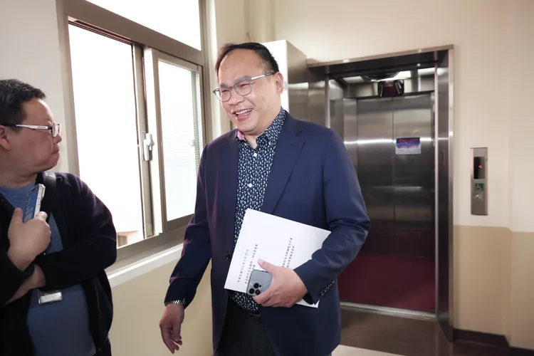 關於柯文哲遭噴辣椒水的調查結果，民進黨立委王義川直言：「再唬爛啊！」資照，莊宗達攝