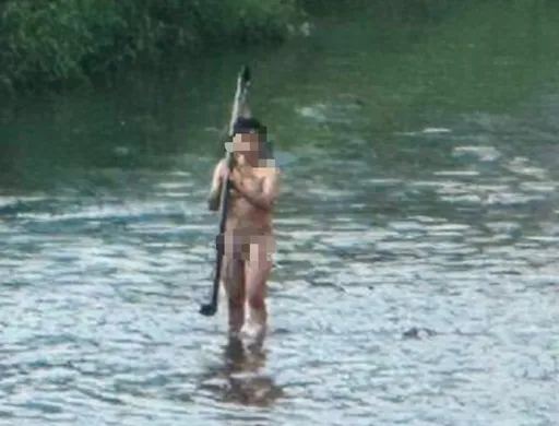 有夠離奇！機車闖國道被撞　騎士跳橋失蹤...2小時後全身赤裸漫步在河中