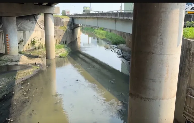 吳男翻越4層樓高護欄，跳下三爺溪中。民眾提供